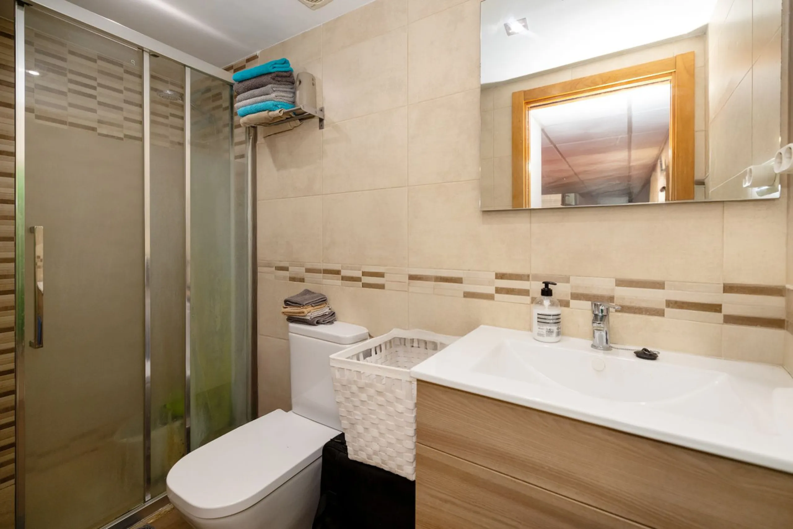 House - Semi-Detached House в продаже в Torremolinos, Málaga. В доме 6 спален и 5 ванных комнат. Площадь дома 309 м². Площадь участка 300 м²
