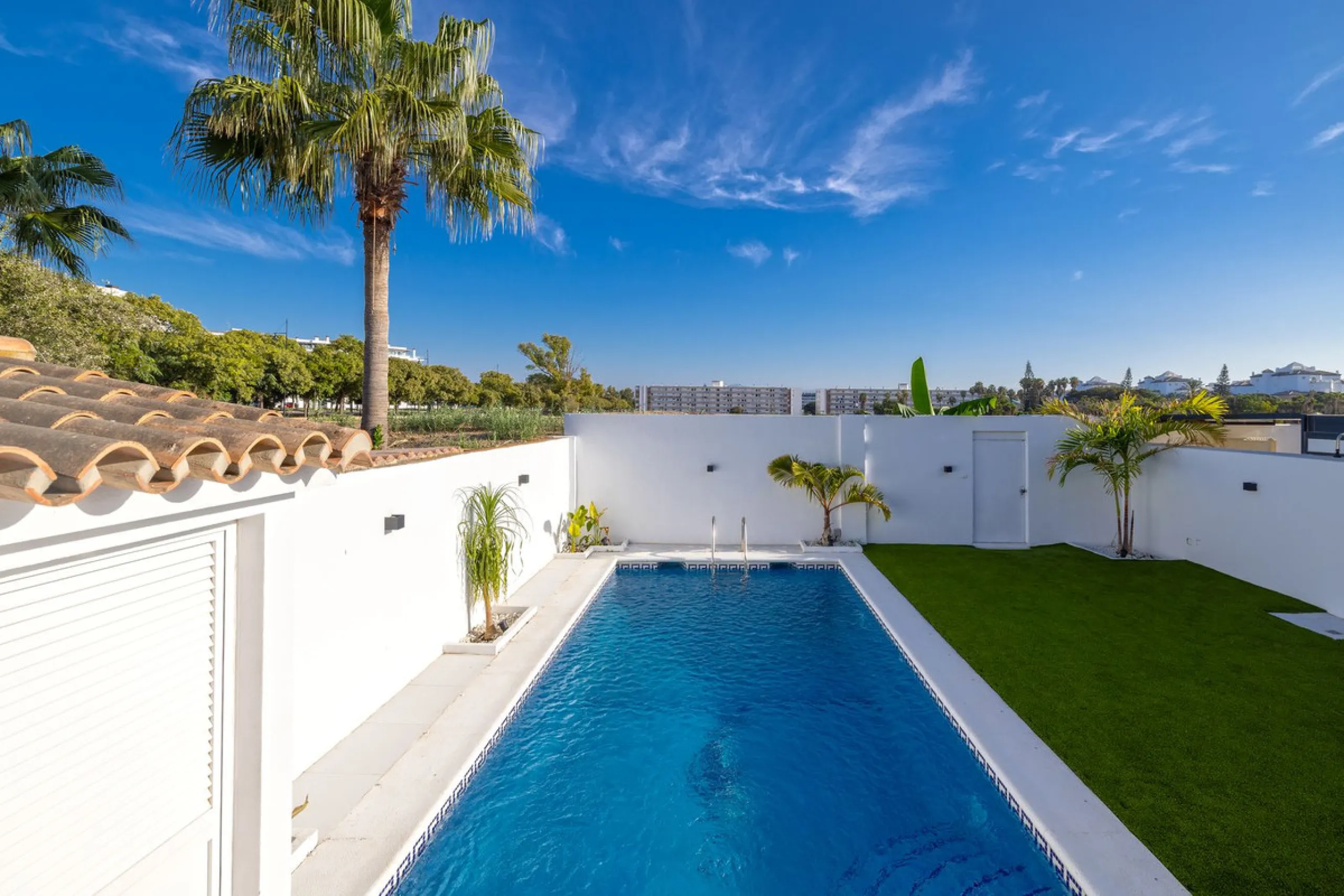 House - Semi-Detached House в продаже в Torremolinos, Málaga. В доме 6 спален и 5 ванных комнат. Площадь дома 309 м². Площадь участка 300 м²