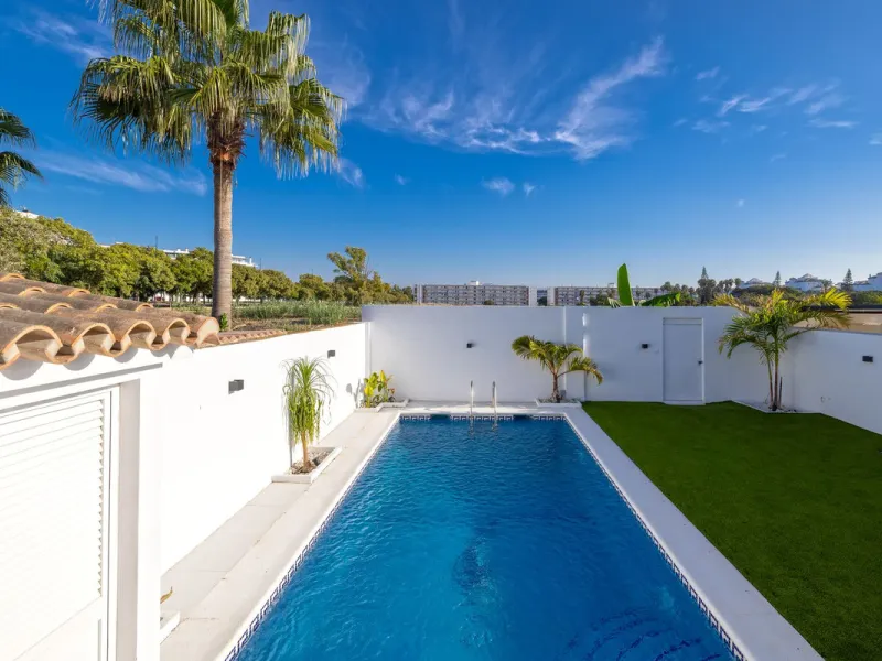 House - Semi-Detached House в продаже в Torremolinos, Málaga. В доме 6 спален и 5 ванных комнат. Площадь дома 309 м². Площадь участка 300 м²