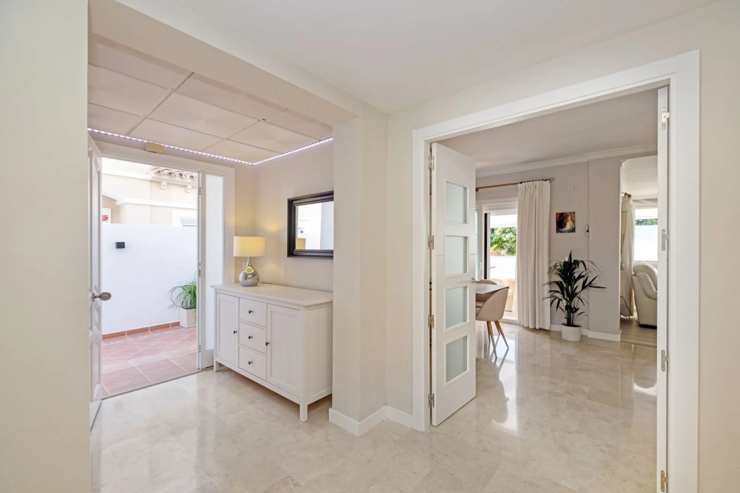 House - Semi-Detached House в продаже в Torremolinos, Málaga. В доме 6 спален и 5 ванных комнат. Площадь дома 309 м². Площадь участка 300 м²