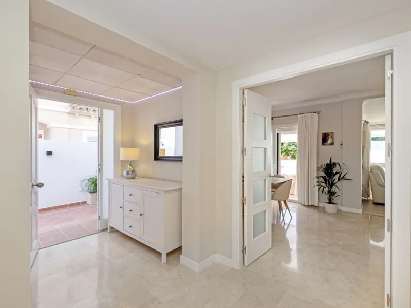 House - Semi-Detached House в продаже в Torremolinos, Málaga. В доме 6 спален и 5 ванных комнат. Площадь дома 309 м². Площадь участка 300 м²