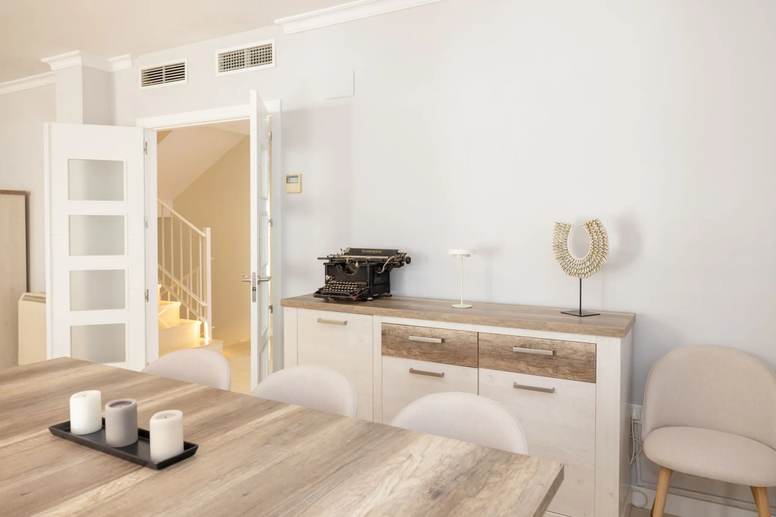 House - Semi-Detached House в продаже в Torremolinos, Málaga. В доме 6 спален и 5 ванных комнат. Площадь дома 309 м². Площадь участка 300 м²