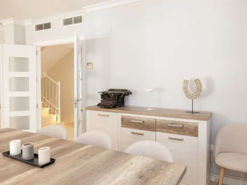 House - Semi-Detached House в продаже в Torremolinos, Málaga. В доме 6 спален и 5 ванных комнат. Площадь дома 309 м². Площадь участка 300 м²