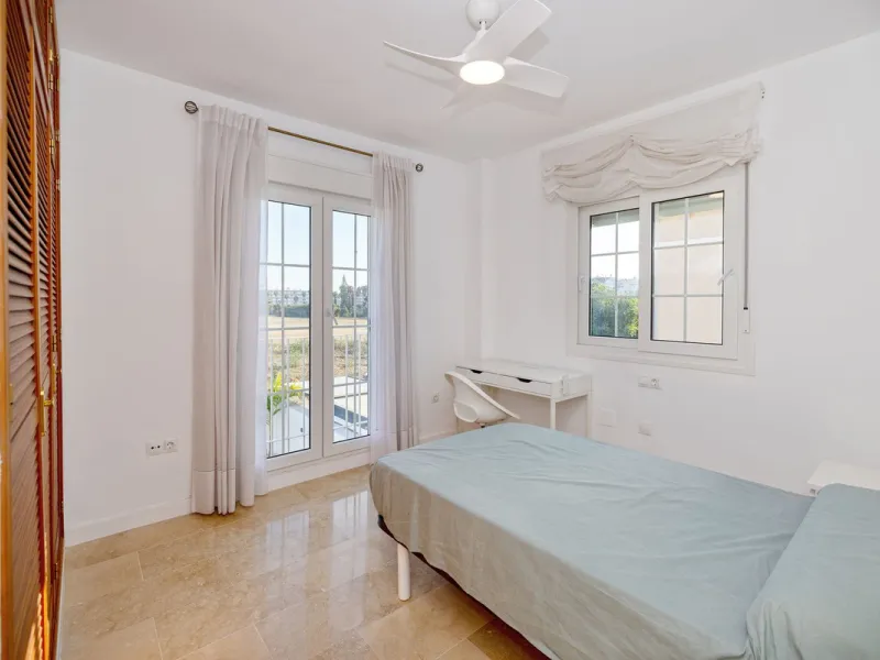 House - Semi-Detached House в продаже в Torremolinos, Málaga. В доме 6 спален и 5 ванных комнат. Площадь дома 309 м². Площадь участка 300 м²