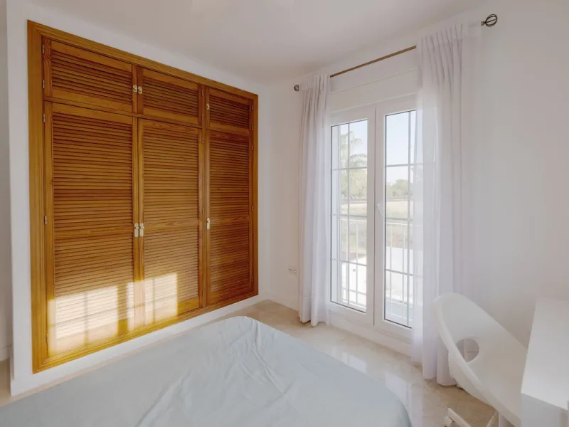House - Semi-Detached House в продаже в Torremolinos, Málaga. В доме 6 спален и 5 ванных комнат. Площадь дома 309 м². Площадь участка 300 м²