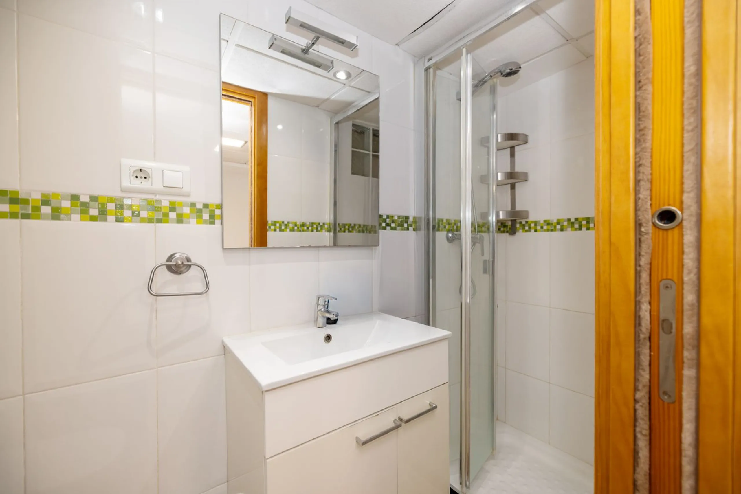 House - Semi-Detached House в продаже в Torremolinos, Málaga. В доме 6 спален и 5 ванных комнат. Площадь дома 309 м². Площадь участка 300 м²