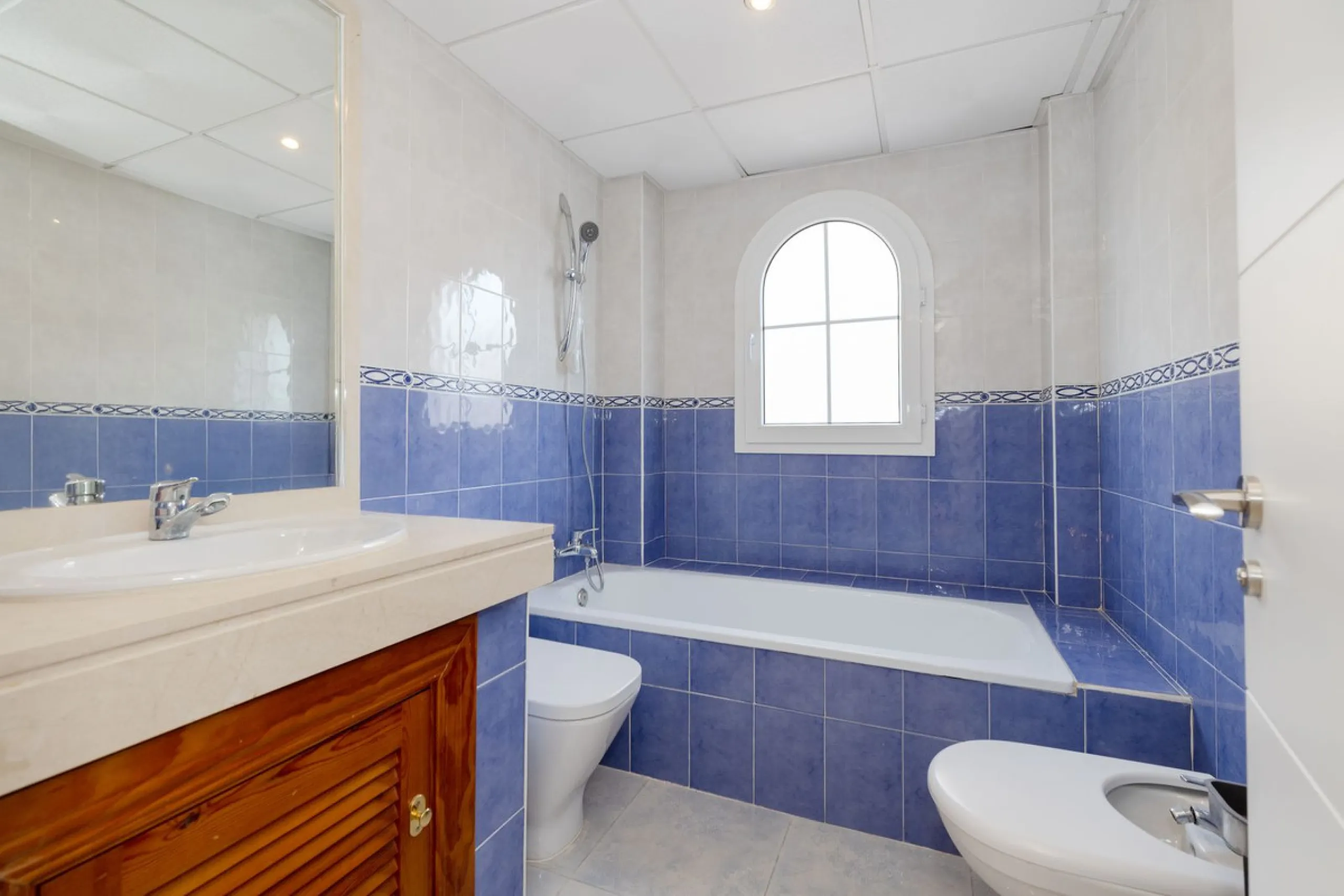 House - Semi-Detached House в продаже в Torremolinos, Málaga. В доме 6 спален и 5 ванных комнат. Площадь дома 309 м². Площадь участка 300 м²
