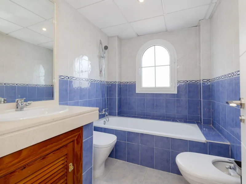 House - Semi-Detached House в продаже в Torremolinos, Málaga. В доме 6 спален и 5 ванных комнат. Площадь дома 309 м². Площадь участка 300 м²