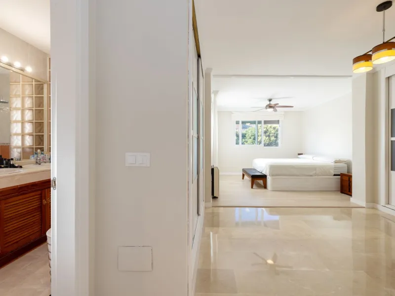 House - Semi-Detached House в продаже в Torremolinos, Málaga. В доме 6 спален и 5 ванных комнат. Площадь дома 309 м². Площадь участка 300 м²