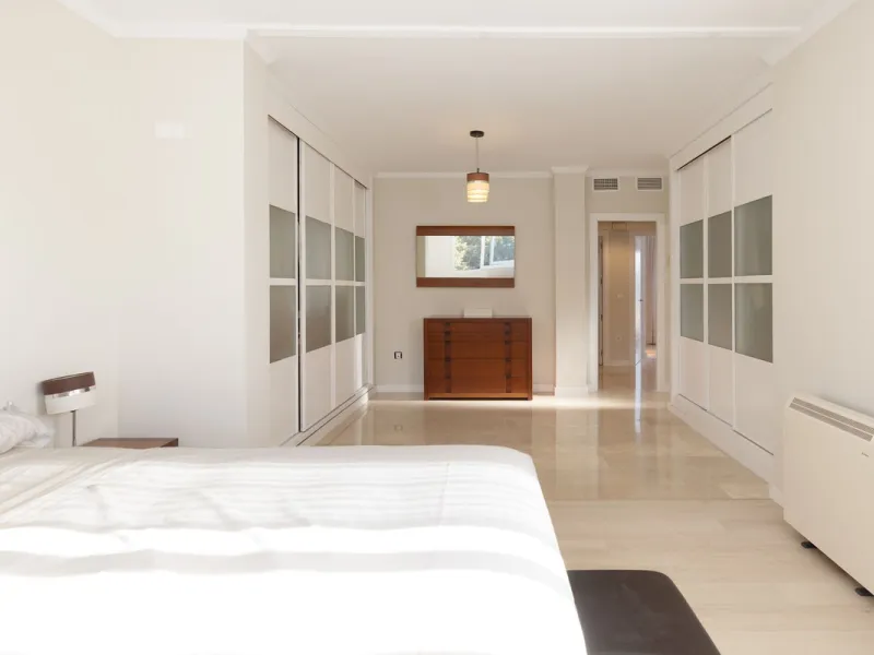 House - Semi-Detached House в продаже в Torremolinos, Málaga. В доме 6 спален и 5 ванных комнат. Площадь дома 309 м². Площадь участка 300 м²