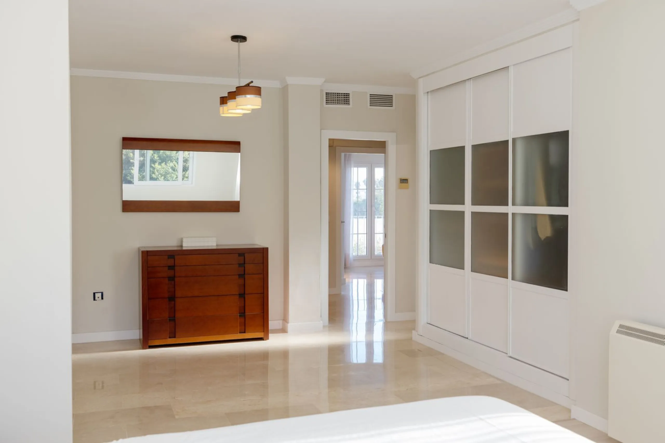 House - Semi-Detached House в продаже в Torremolinos, Málaga. В доме 6 спален и 5 ванных комнат. Площадь дома 309 м². Площадь участка 300 м²