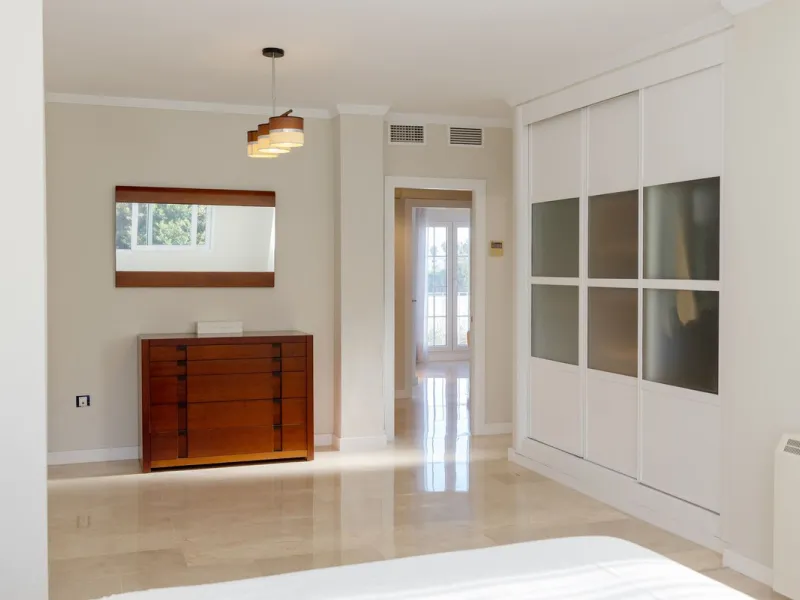 House - Semi-Detached House в продаже в Torremolinos, Málaga. В доме 6 спален и 5 ванных комнат. Площадь дома 309 м². Площадь участка 300 м²