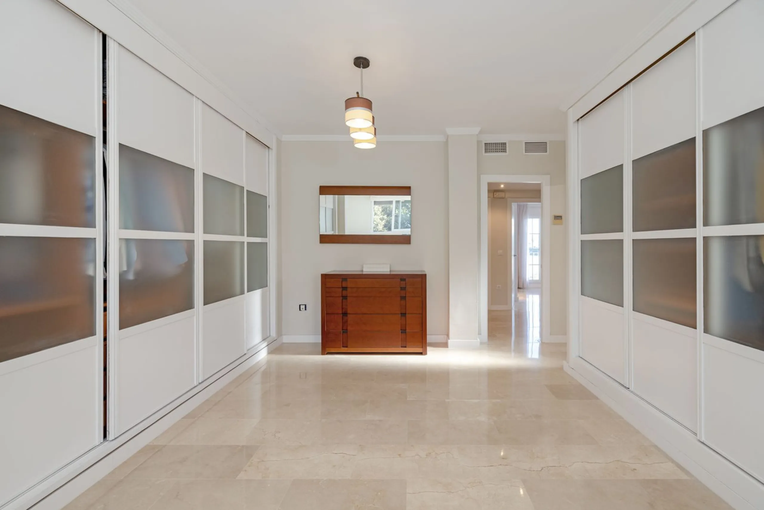 House - Semi-Detached House в продаже в Torremolinos, Málaga. В доме 6 спален и 5 ванных комнат. Площадь дома 309 м². Площадь участка 300 м²