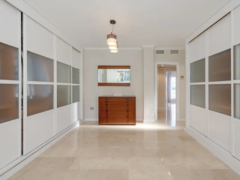 House - Semi-Detached House в продаже в Torremolinos, Málaga. В доме 6 спален и 5 ванных комнат. Площадь дома 309 м². Площадь участка 300 м²