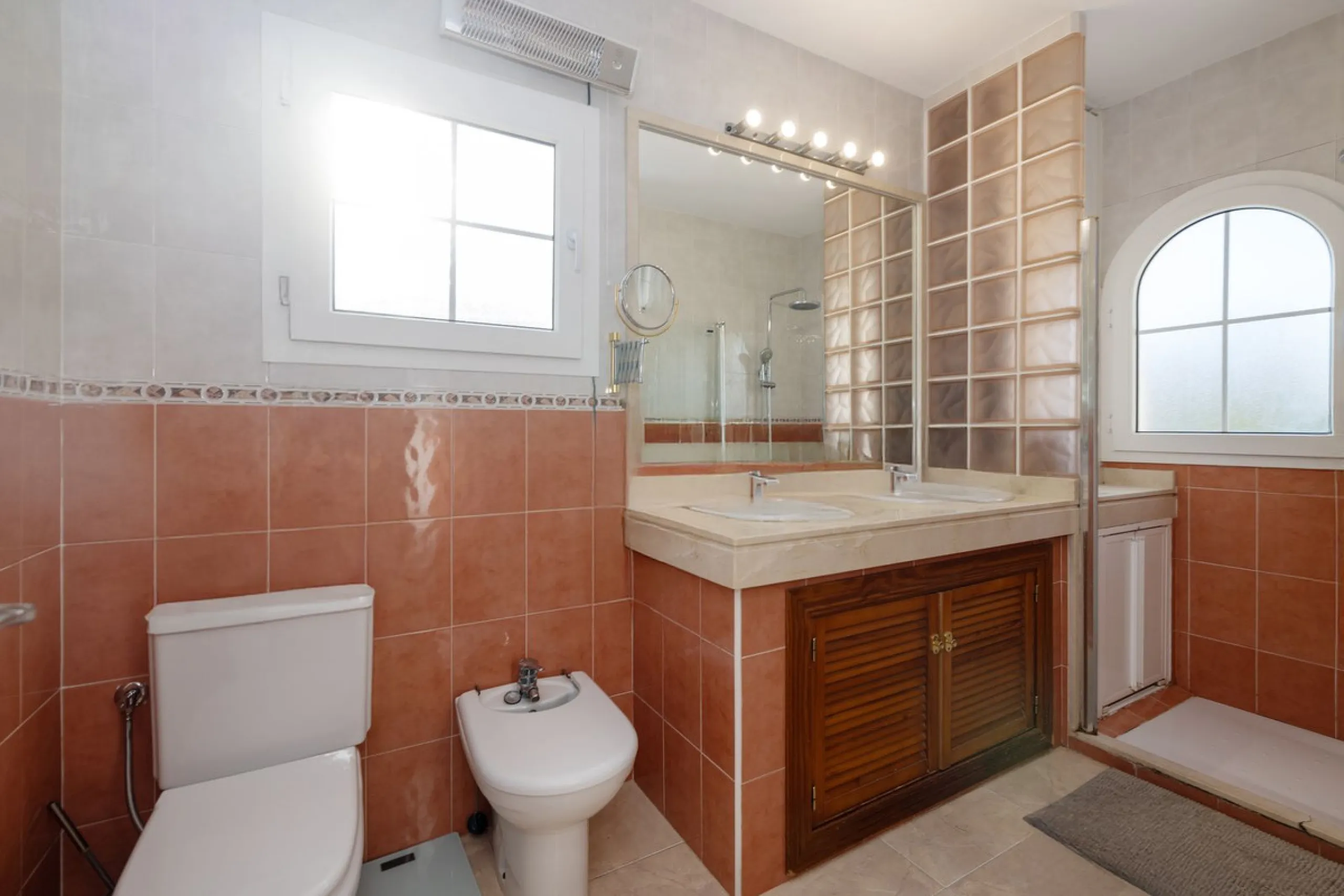 House - Semi-Detached House в продаже в Torremolinos, Málaga. В доме 6 спален и 5 ванных комнат. Площадь дома 309 м². Площадь участка 300 м²