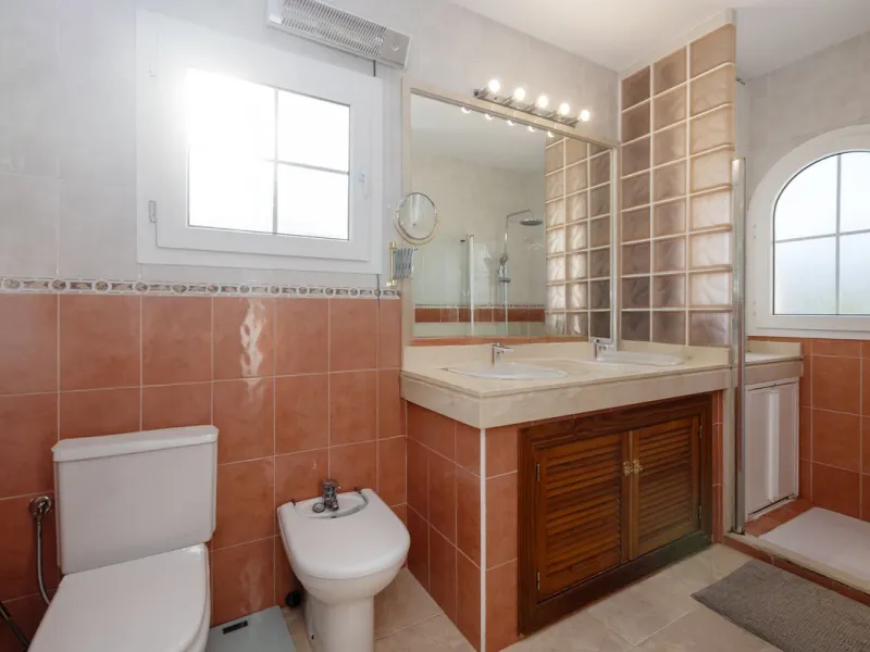 House - Semi-Detached House в продаже в Torremolinos, Málaga. В доме 6 спален и 5 ванных комнат. Площадь дома 309 м². Площадь участка 300 м²