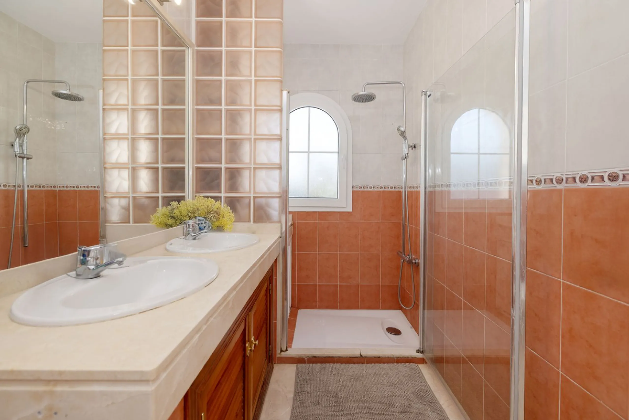 House - Semi-Detached House в продаже в Torremolinos, Málaga. В доме 6 спален и 5 ванных комнат. Площадь дома 309 м². Площадь участка 300 м²