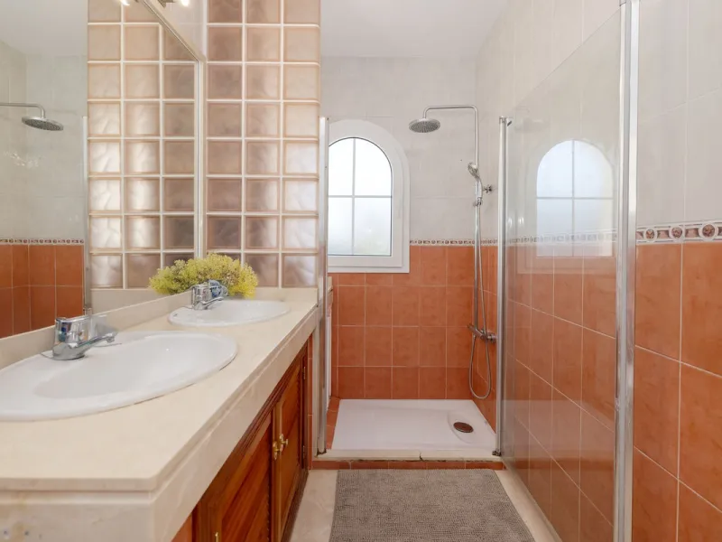 House - Semi-Detached House в продаже в Torremolinos, Málaga. В доме 6 спален и 5 ванных комнат. Площадь дома 309 м². Площадь участка 300 м²