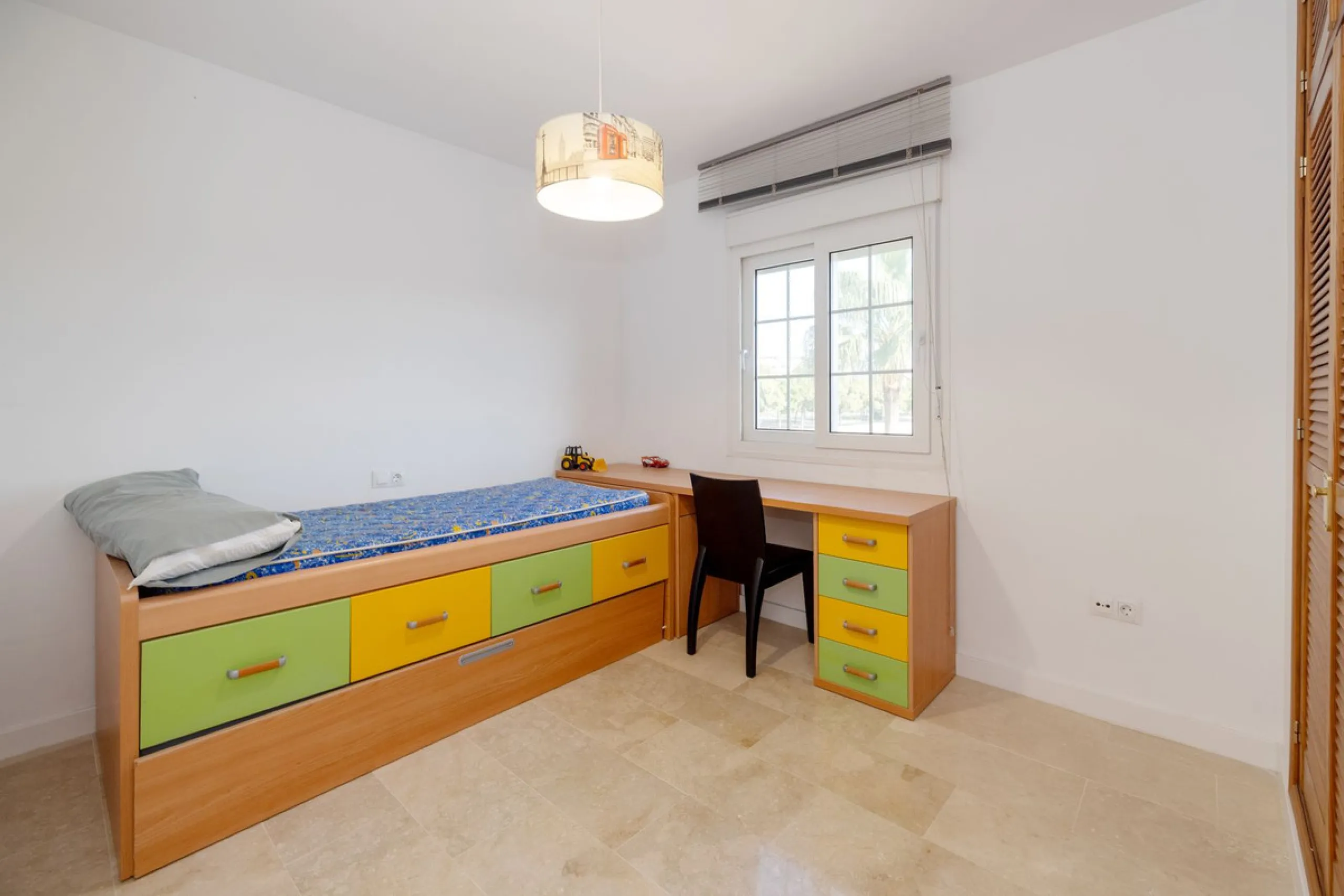 House - Semi-Detached House в продаже в Torremolinos, Málaga. В доме 6 спален и 5 ванных комнат. Площадь дома 309 м². Площадь участка 300 м²