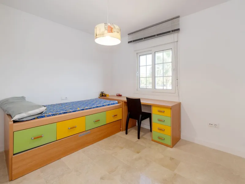 House - Semi-Detached House в продаже в Torremolinos, Málaga. В доме 6 спален и 5 ванных комнат. Площадь дома 309 м². Площадь участка 300 м²