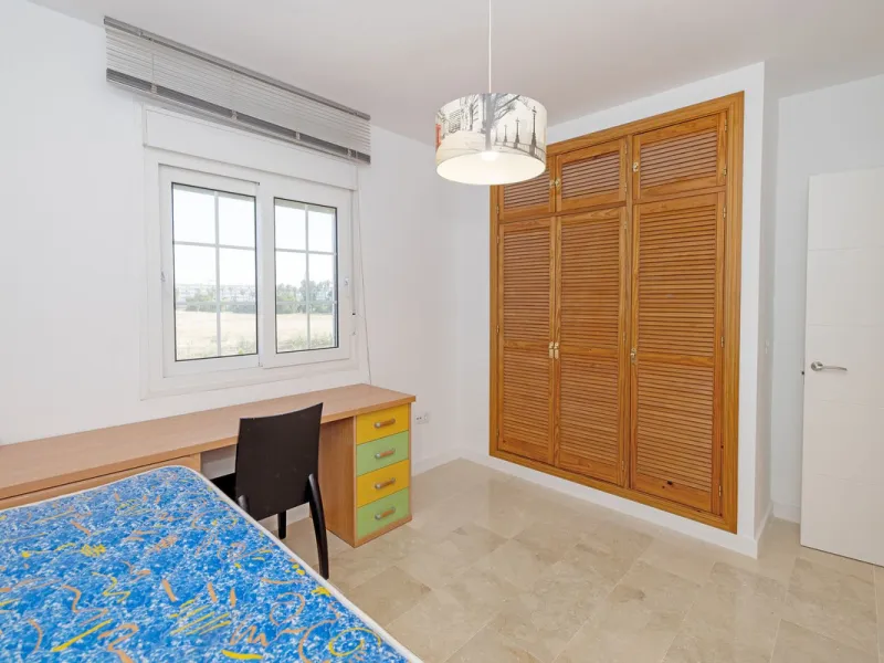 House - Semi-Detached House в продаже в Torremolinos, Málaga. В доме 6 спален и 5 ванных комнат. Площадь дома 309 м². Площадь участка 300 м²