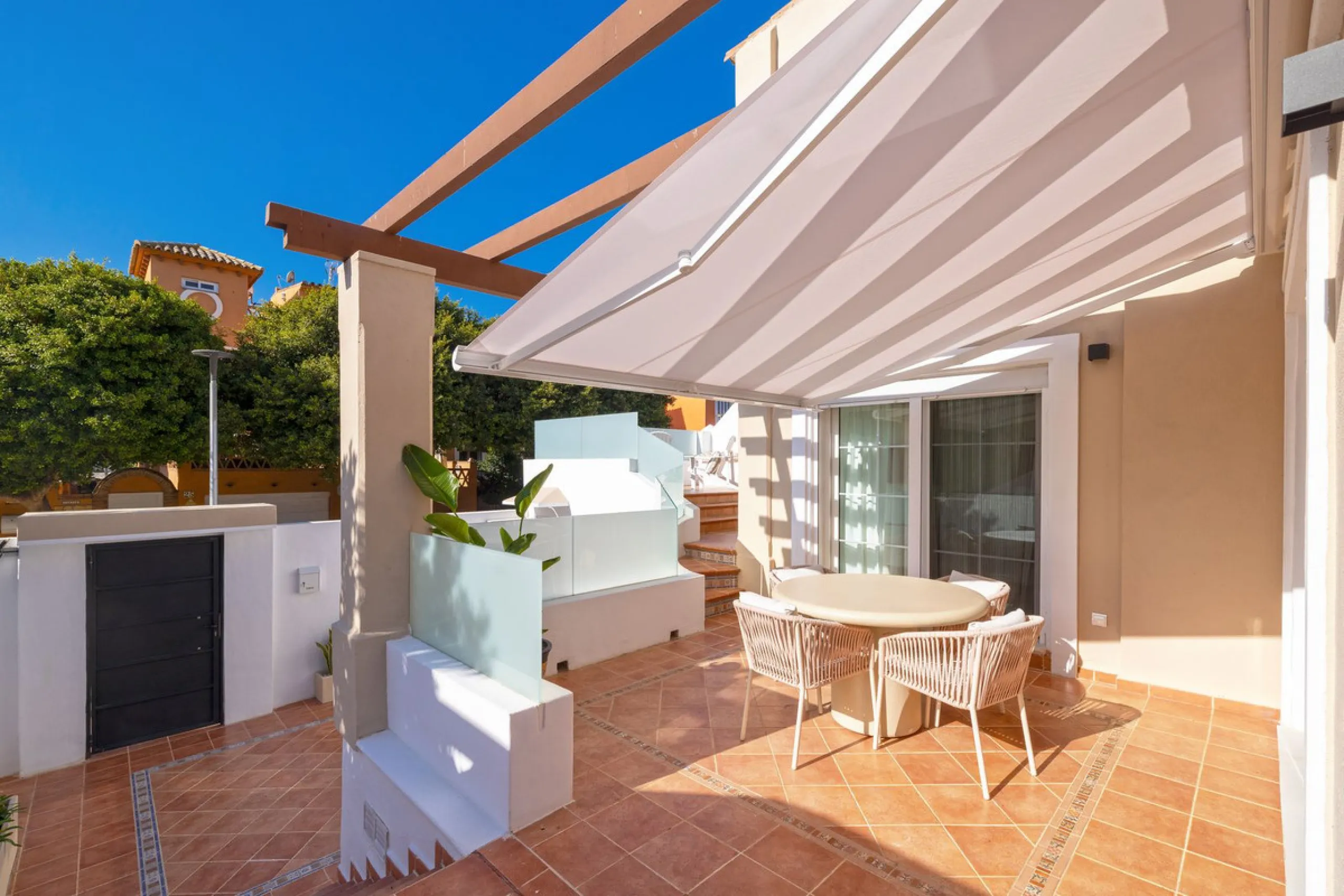 House - Semi-Detached House в продаже в Torremolinos, Málaga. В доме 6 спален и 5 ванных комнат. Площадь дома 309 м². Площадь участка 300 м²