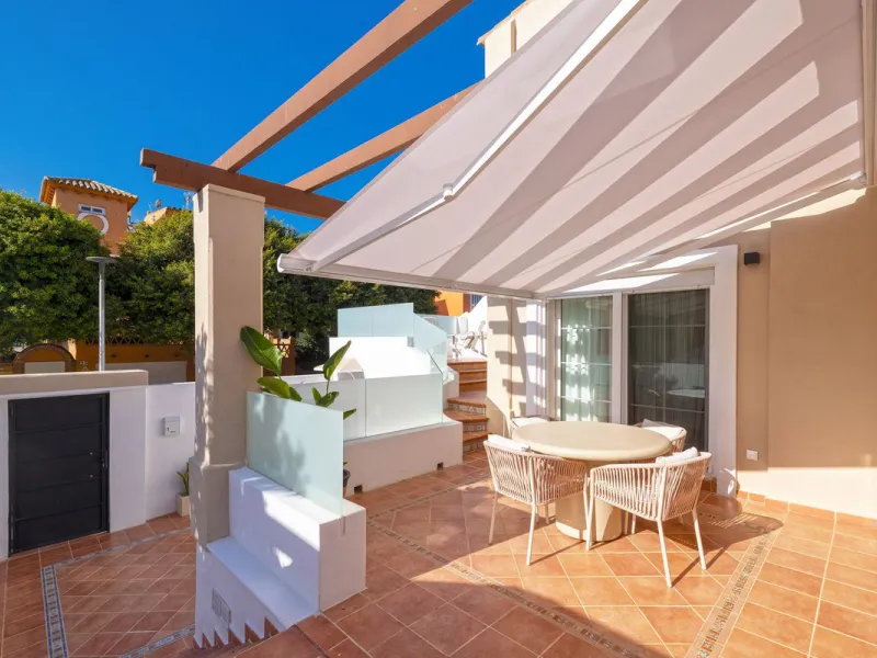 House - Semi-Detached House в продаже в Torremolinos, Málaga. В доме 6 спален и 5 ванных комнат. Площадь дома 309 м². Площадь участка 300 м²