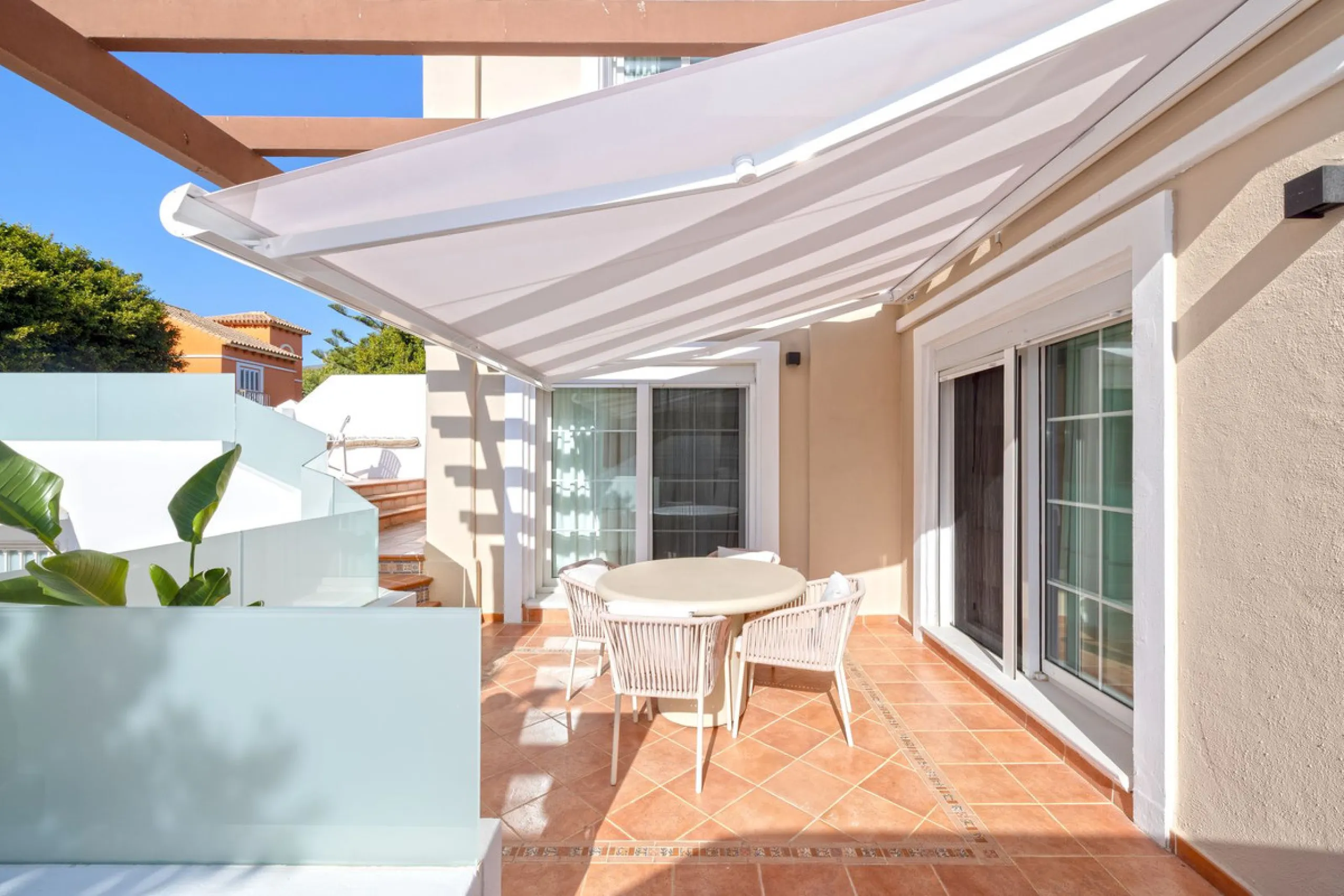 House - Semi-Detached House в продаже в Torremolinos, Málaga. В доме 6 спален и 5 ванных комнат. Площадь дома 309 м². Площадь участка 300 м²
