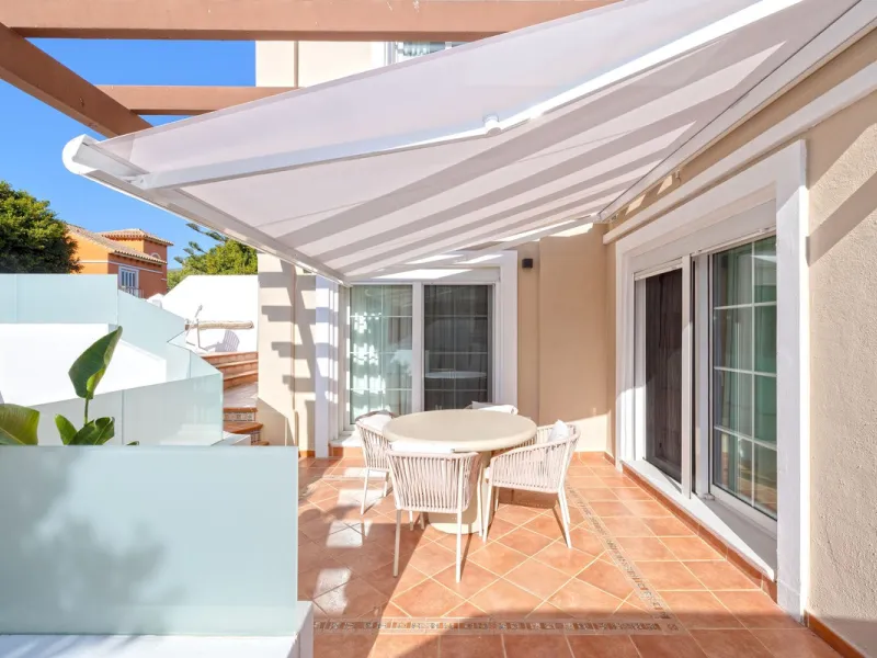 House - Semi-Detached House в продаже в Torremolinos, Málaga. В доме 6 спален и 5 ванных комнат. Площадь дома 309 м². Площадь участка 300 м²