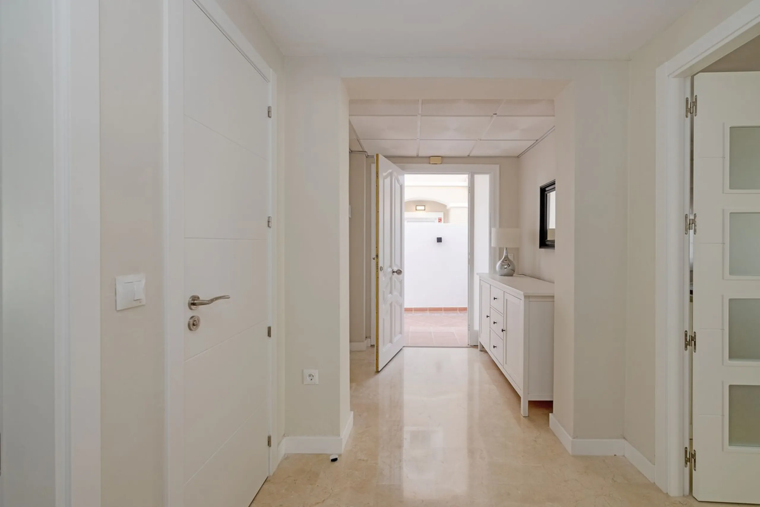 House - Semi-Detached House в продаже в Torremolinos, Málaga. В доме 6 спален и 5 ванных комнат. Площадь дома 309 м². Площадь участка 300 м²
