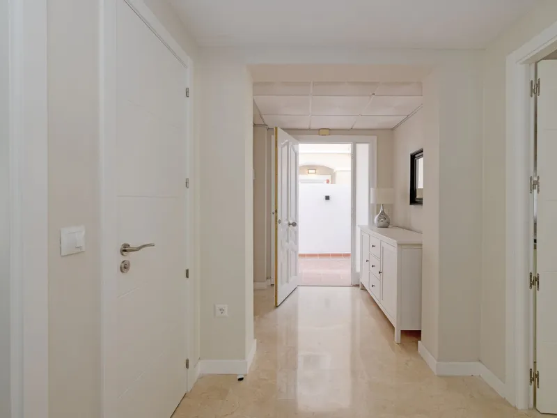 House - Semi-Detached House в продаже в Torremolinos, Málaga. В доме 6 спален и 5 ванных комнат. Площадь дома 309 м². Площадь участка 300 м²