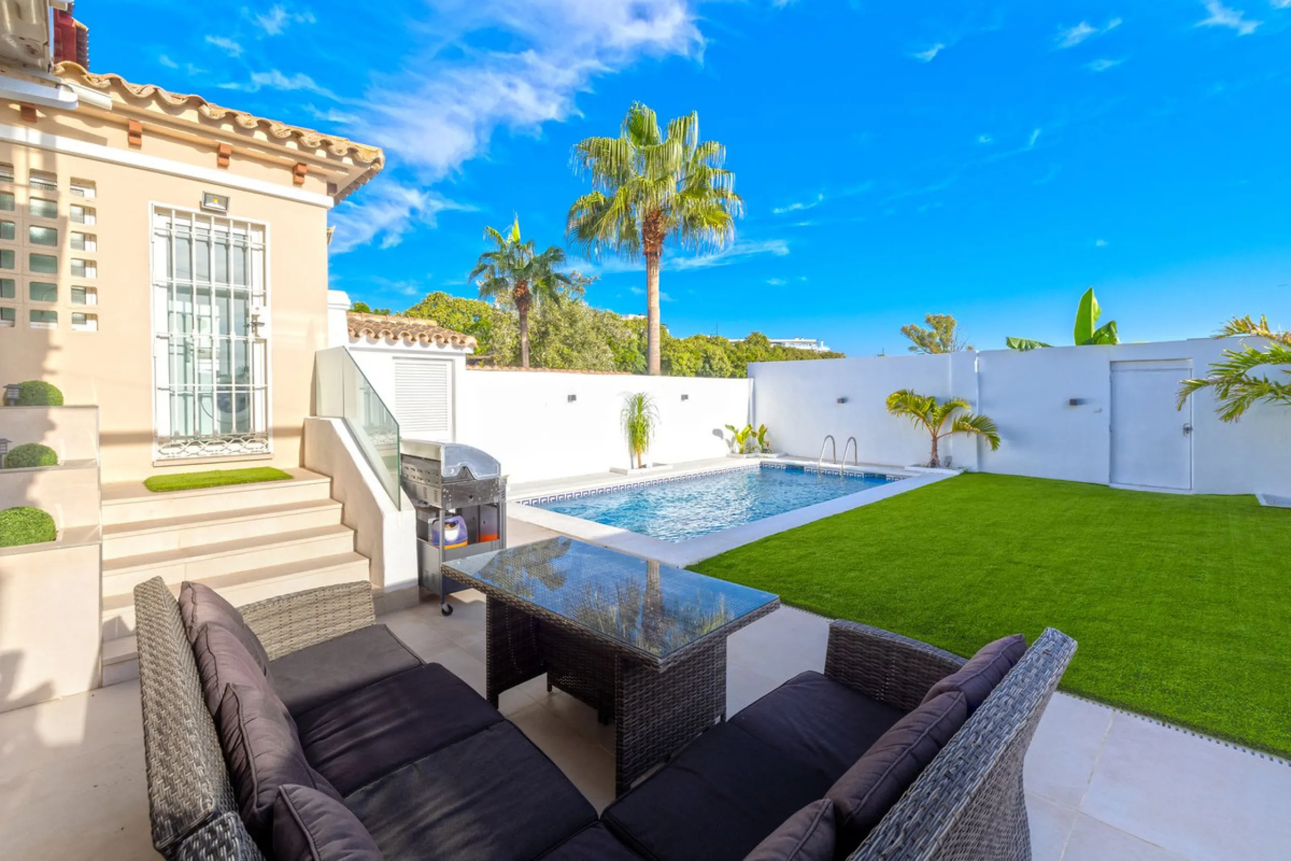 House - Semi-Detached House в продаже в Torremolinos, Málaga. В доме 6 спален и 5 ванных комнат. Площадь дома 309 м². Площадь участка 300 м²