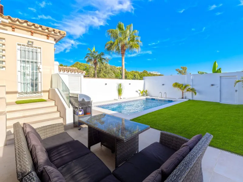 House - Semi-Detached House в продаже в Torremolinos, Málaga. В доме 6 спален и 5 ванных комнат. Площадь дома 309 м². Площадь участка 300 м²