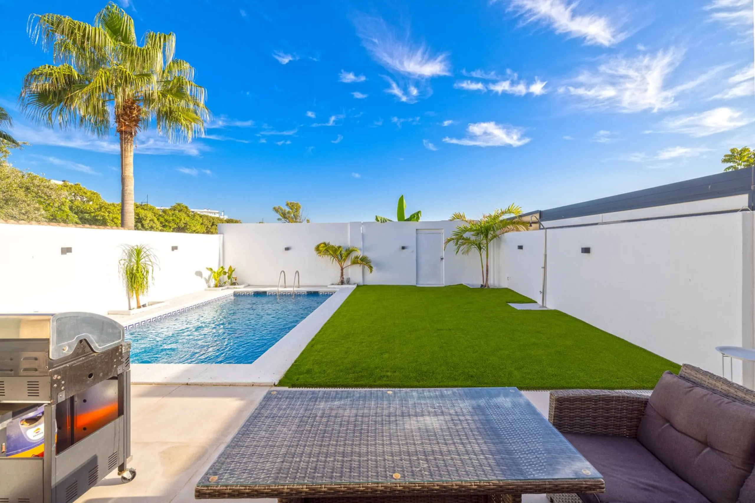 House - Semi-Detached House в продаже в Torremolinos, Málaga. В доме 6 спален и 5 ванных комнат. Площадь дома 309 м². Площадь участка 300 м²