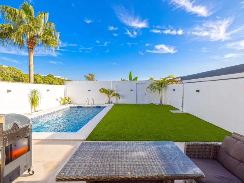 House - Semi-Detached House в продаже в Torremolinos, Málaga. В доме 6 спален и 5 ванных комнат. Площадь дома 309 м². Площадь участка 300 м²