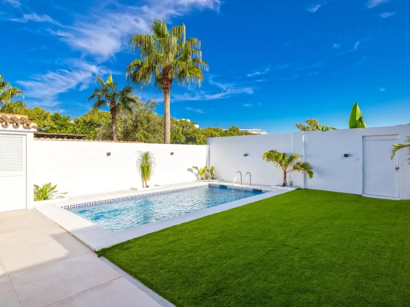 House - Semi-Detached House в продаже в Torremolinos, Málaga. В доме 6 спален и 5 ванных комнат. Площадь дома 309 м². Площадь участка 300 м²