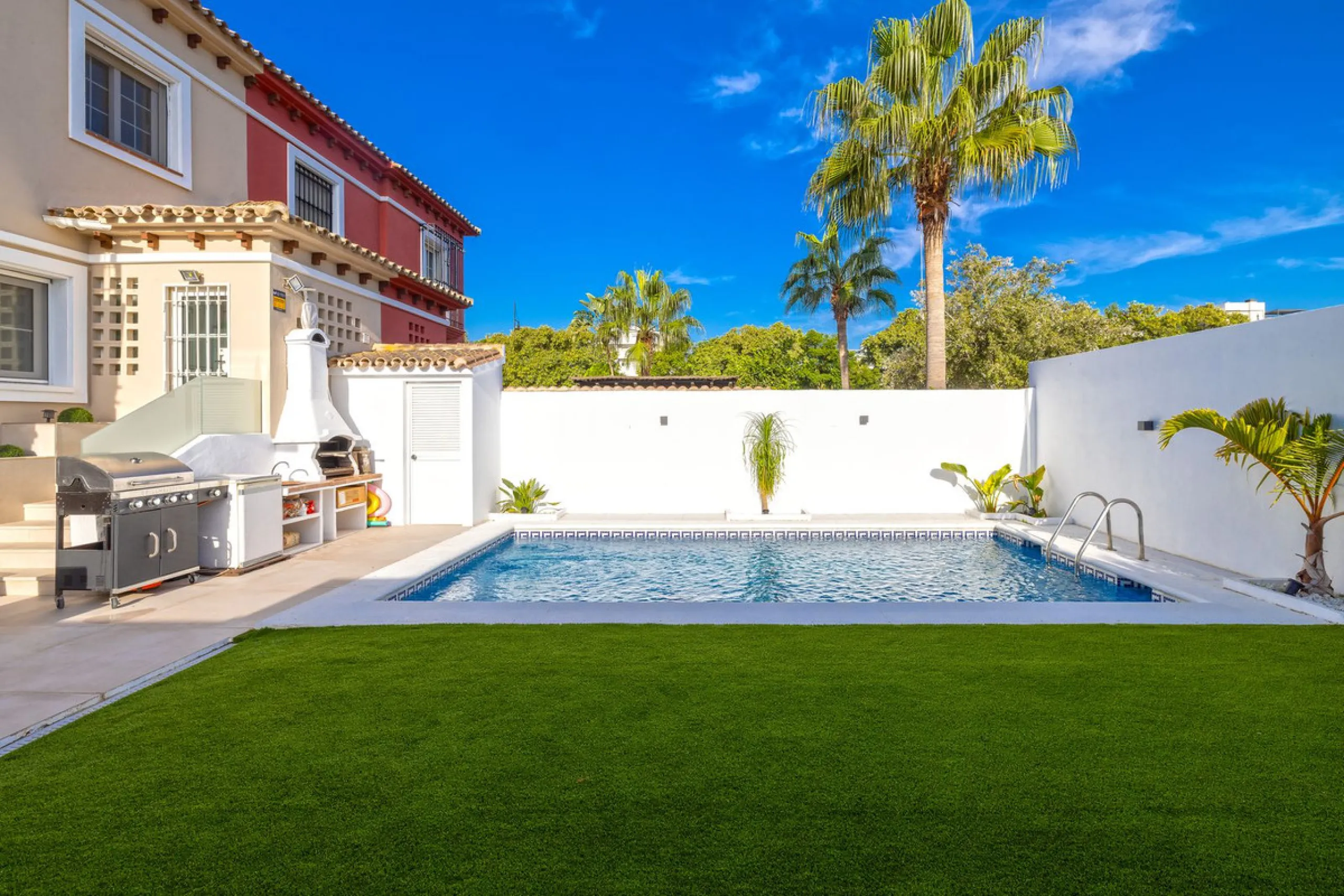 House - Semi-Detached House в продаже в Torremolinos, Málaga. В доме 6 спален и 5 ванных комнат. Площадь дома 309 м². Площадь участка 300 м²