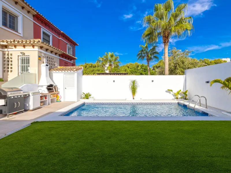House - Semi-Detached House в продаже в Torremolinos, Málaga. В доме 6 спален и 5 ванных комнат. Площадь дома 309 м². Площадь участка 300 м²