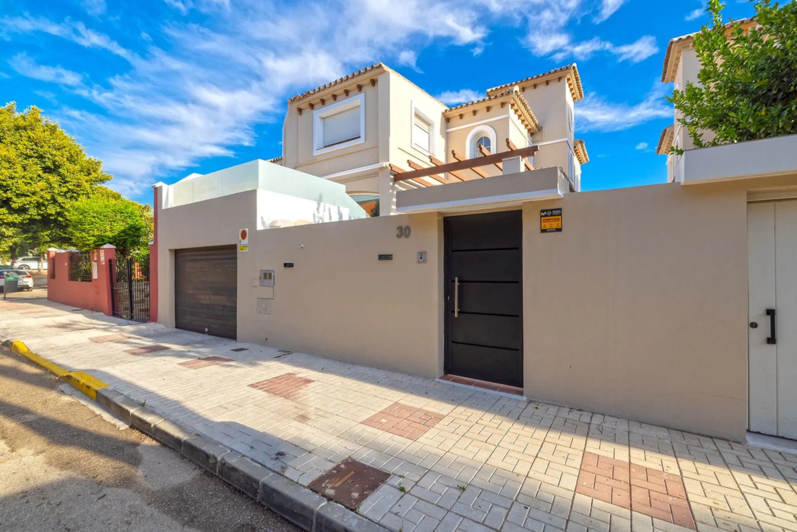 House - Semi-Detached House в продаже в Torremolinos, Málaga. В доме 6 спален и 5 ванных комнат. Площадь дома 309 м². Площадь участка 300 м²