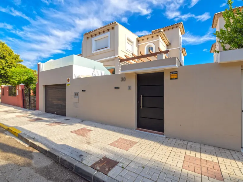 House - Semi-Detached House в продаже в Torremolinos, Málaga. В доме 6 спален и 5 ванных комнат. Площадь дома 309 м². Площадь участка 300 м²