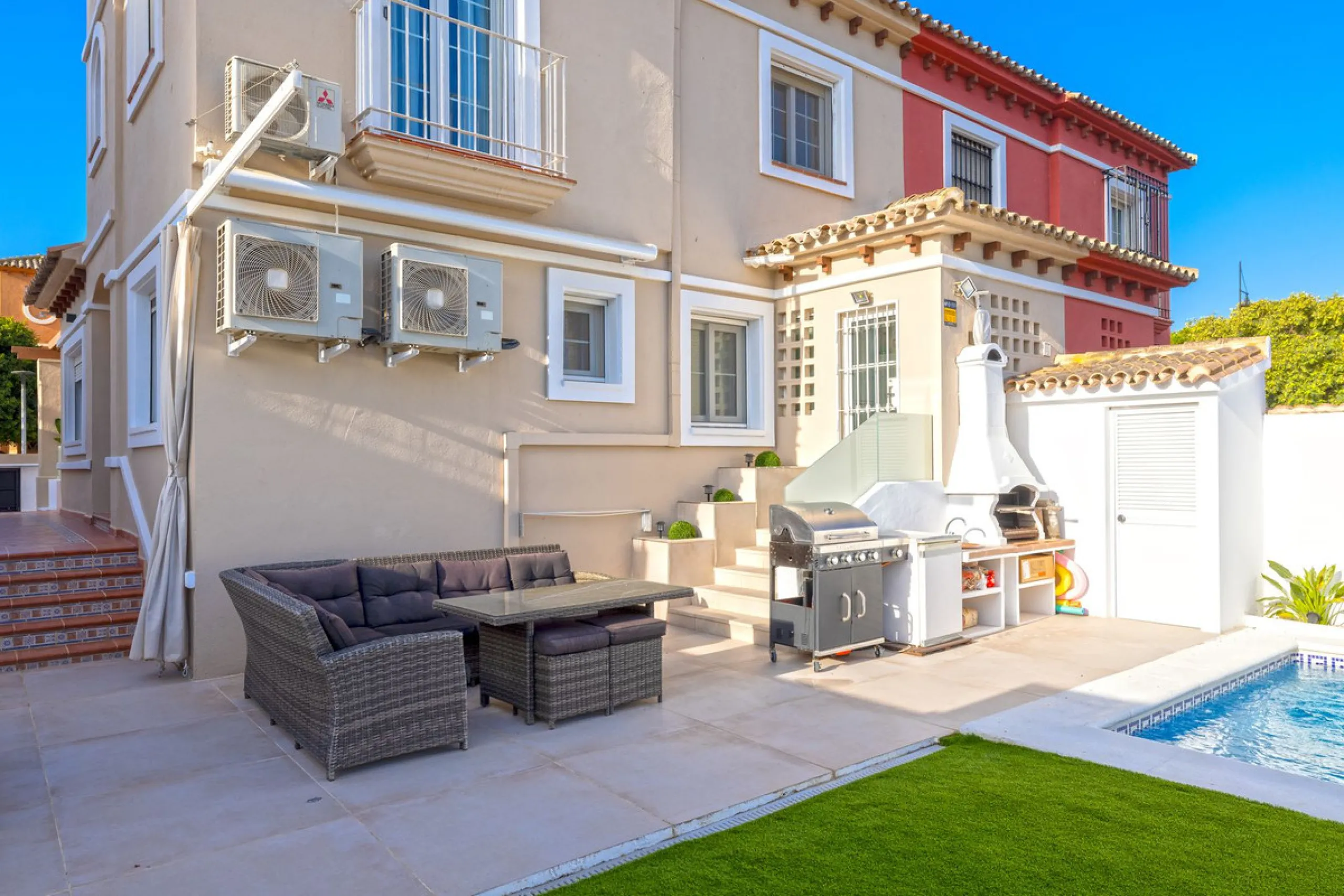 House - Semi-Detached House в продаже в Torremolinos, Málaga. В доме 6 спален и 5 ванных комнат. Площадь дома 309 м². Площадь участка 300 м²