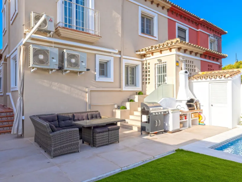 House - Semi-Detached House в продаже в Torremolinos, Málaga. В доме 6 спален и 5 ванных комнат. Площадь дома 309 м². Площадь участка 300 м²