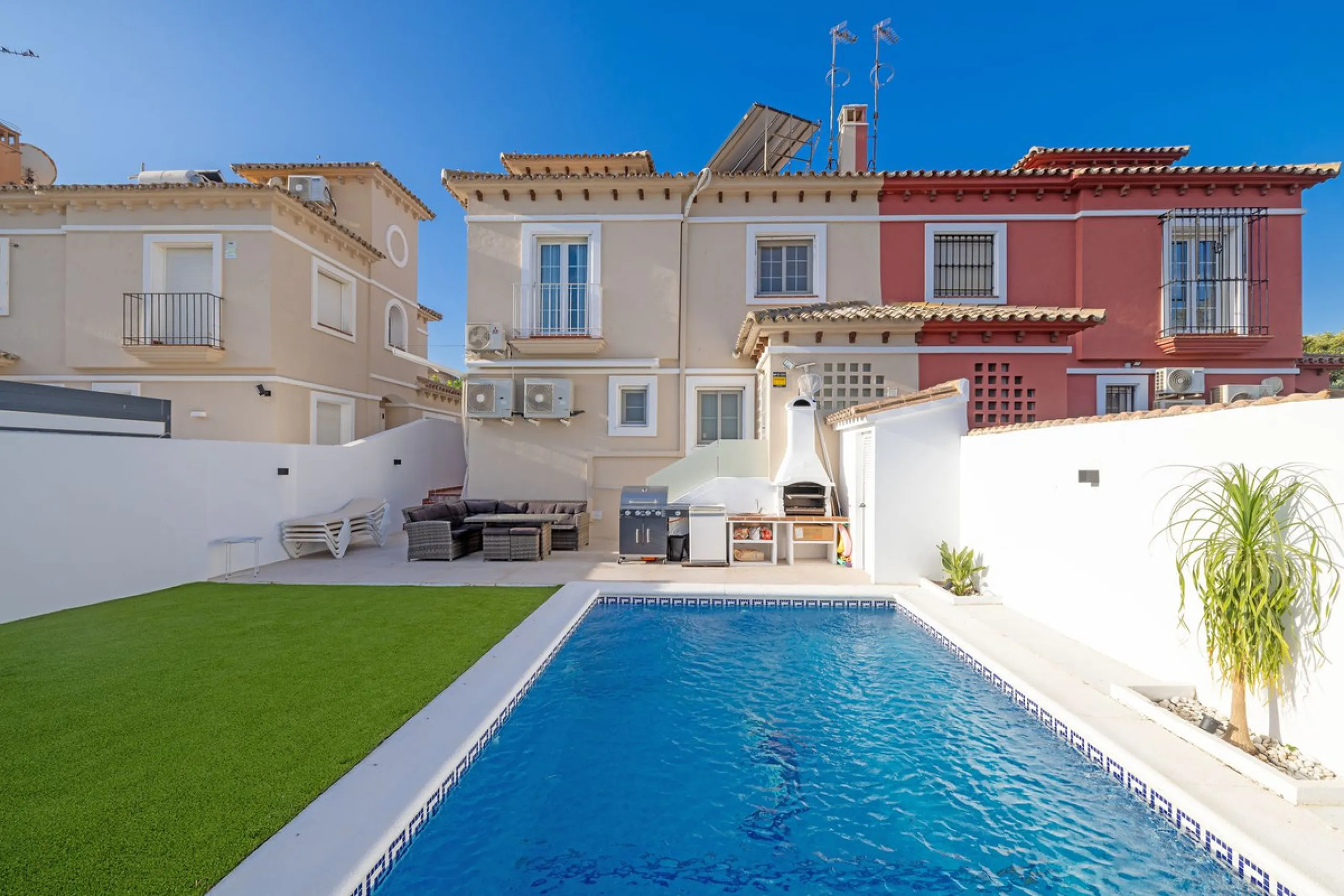 House - Semi-Detached House в продаже в Torremolinos, Málaga. В доме 6 спален и 5 ванных комнат. Площадь дома 309 м². Площадь участка 300 м²