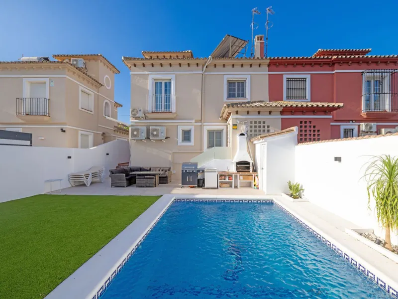 House - Semi-Detached House в продаже в Torremolinos, Málaga. В доме 6 спален и 5 ванных комнат. Площадь дома 309 м². Площадь участка 300 м²