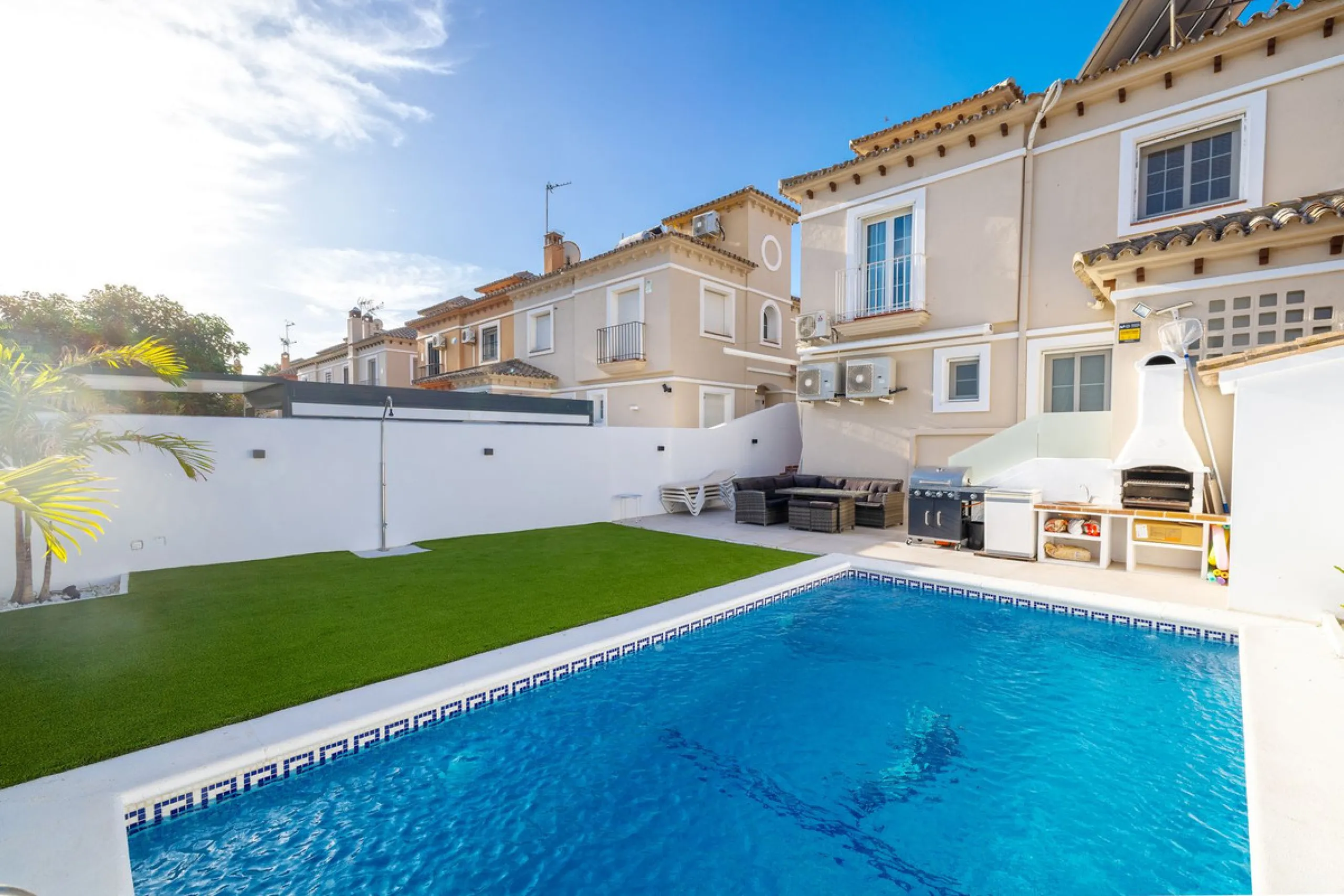 House - Semi-Detached House в продаже в Torremolinos, Málaga. В доме 6 спален и 5 ванных комнат. Площадь дома 309 м². Площадь участка 300 м²