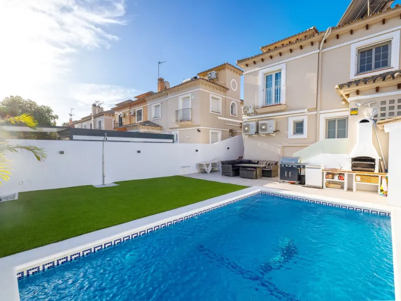 House - Semi-Detached House в продаже в Torremolinos, Málaga. В доме 6 спален и 5 ванных комнат. Площадь дома 309 м². Площадь участка 300 м²