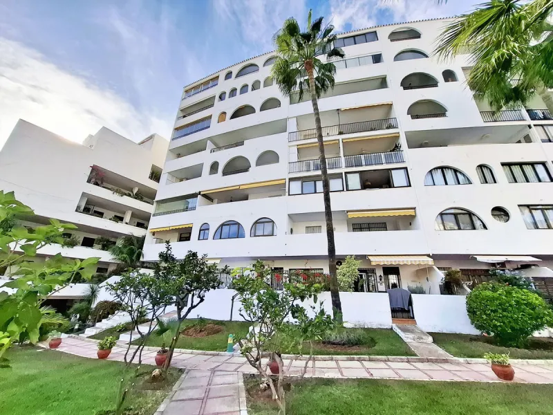 OPPORTUNITY- SPACIOUS APARTMENT- NEAR BEACH- SWIMMING POOL - COMMUNAL PARKING