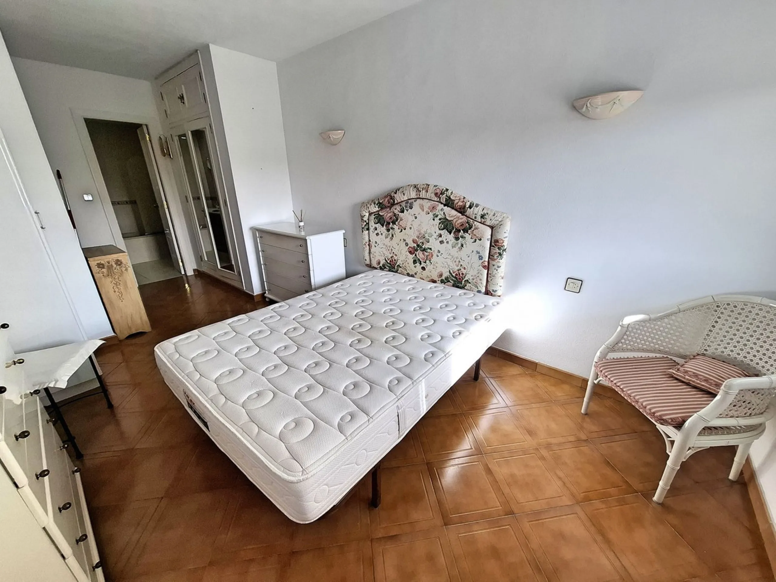 OPPORTUNITY- SPACIOUS APARTMENT- NEAR BEACH- SWIMMING POOL - COMMUNAL PARKING