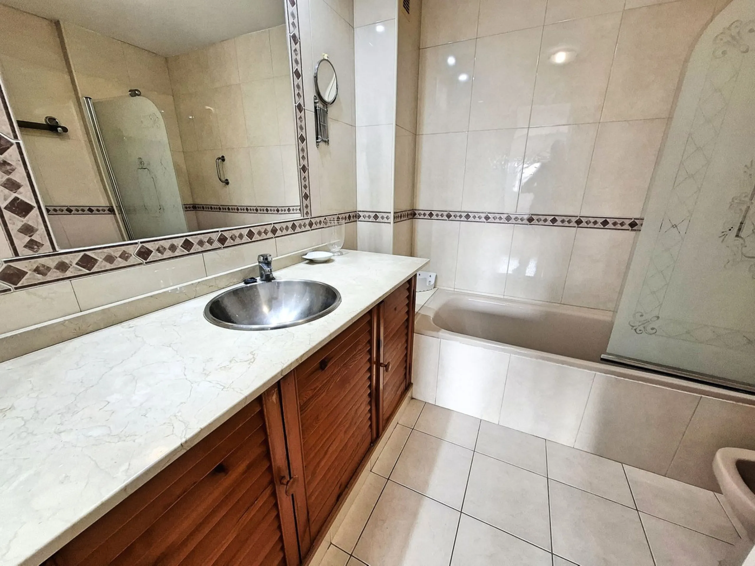 OPPORTUNITY- SPACIOUS APARTMENT- NEAR BEACH- SWIMMING POOL - COMMUNAL PARKING