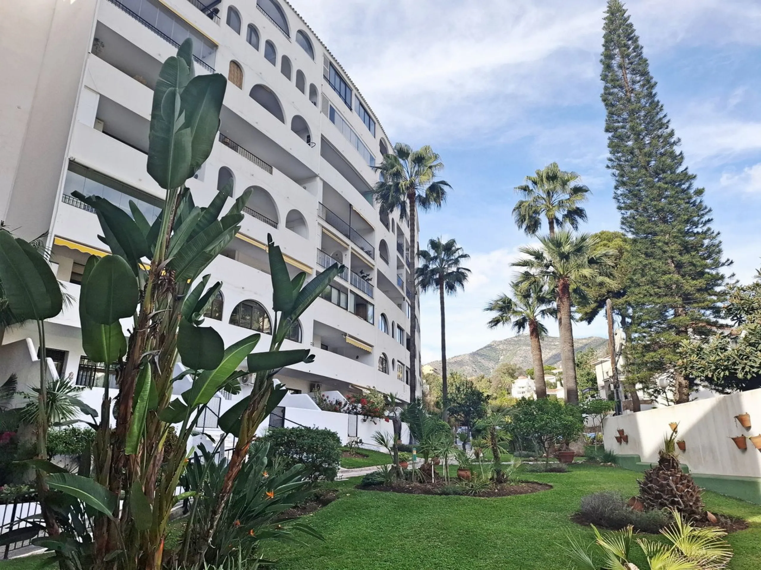 OPPORTUNITY- SPACIOUS APARTMENT- NEAR BEACH- SWIMMING POOL - COMMUNAL PARKING